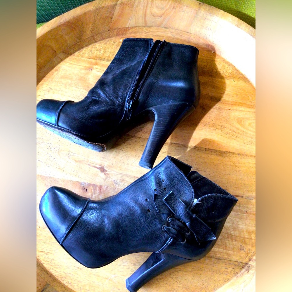 Nanett Lepore leather booties !